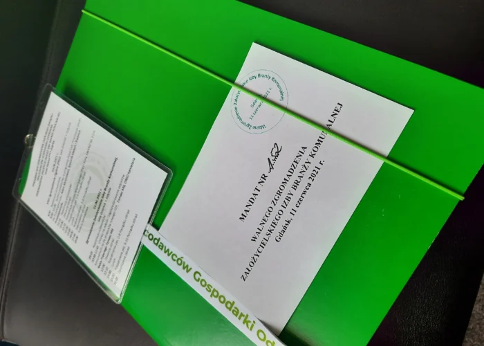 Zielona teczka z dokumentami i mandatem uczestnika Walnego Zgromadzenia Założycielskiego Izby Branży Komunalnej w Gdańsku, 11 czerwca 2021 r.