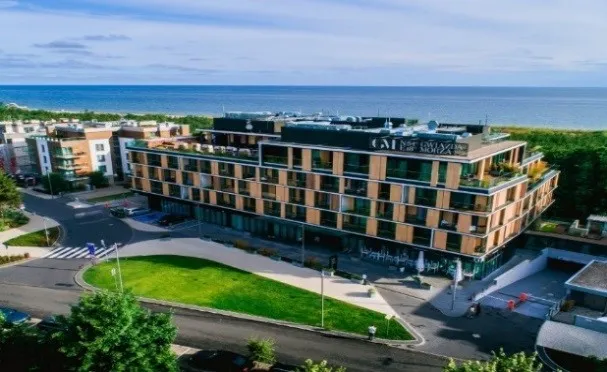 Nowoczesny, wielokondygnacyjny budynek konferencyjno-hotelowy nad morzem, miejsce Walnego Zgromadzenia Izby Branży Komunalnej 10 czerwca 2022 r.