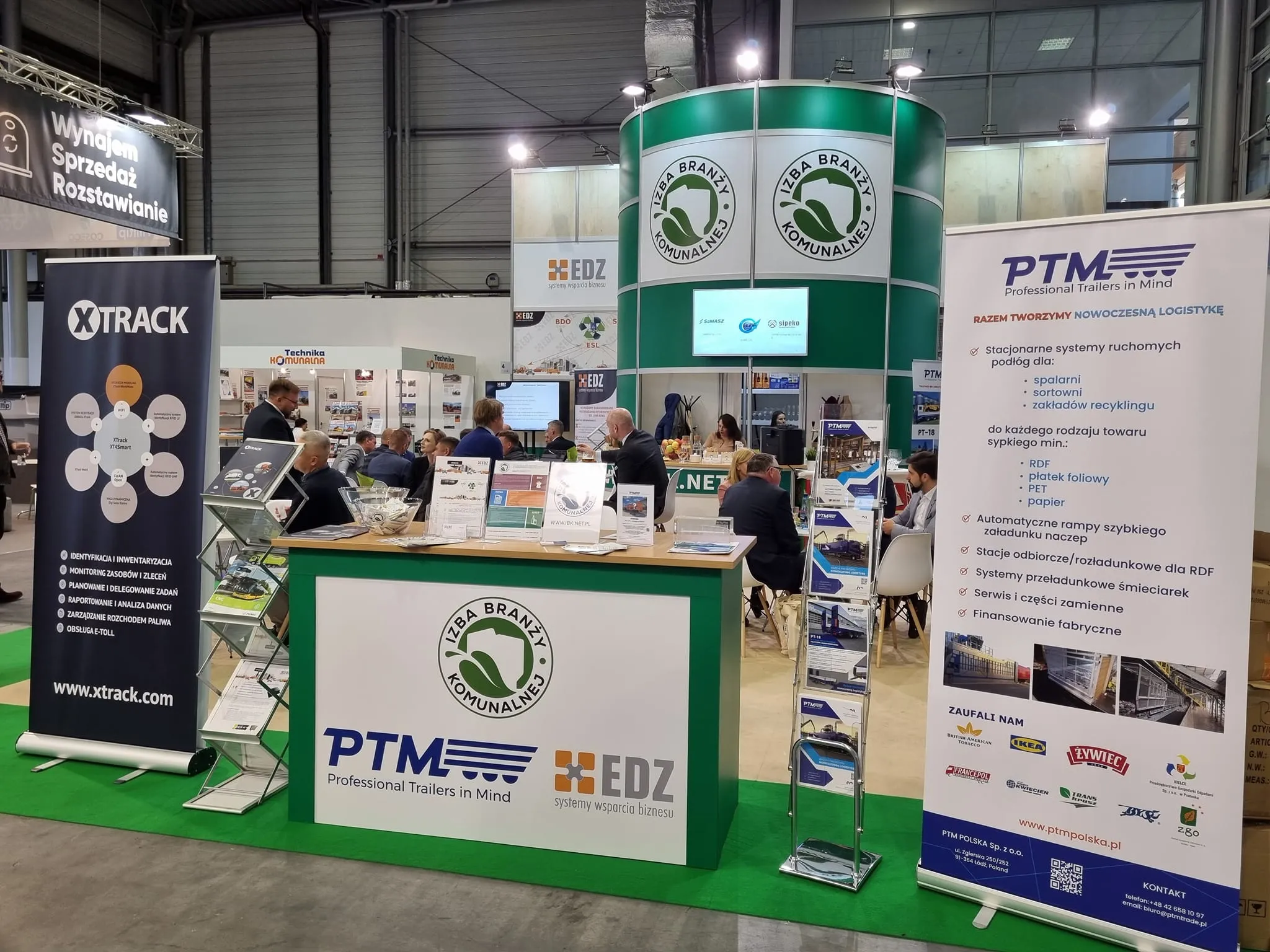 Stoisko Izby Branży Komunalnej (IBK) na targach POLECO 2022 z materiałami promocyjnymi i spotkaniami biznesowymi przedstawicieli firm branży komunalnej.