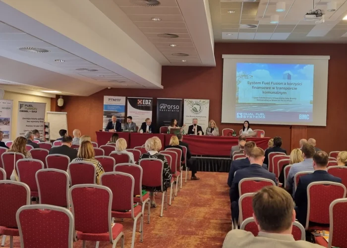 Uczestnicy I Zjazdu Szkoleniowo-Integracyjnego Izby Branży Komunalnej siedzą w sali konferencyjnej i słuchają prelekcji o systemie Fuel Fusion oraz korzyściach finansowych w transporcie komunalnym.
