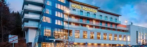 Nowoczesny budynek Hotelu Aquarion oświetlony po zmroku, miejsce II Zjazdu Szkoleniowo‑Integracyjnego IBK.
