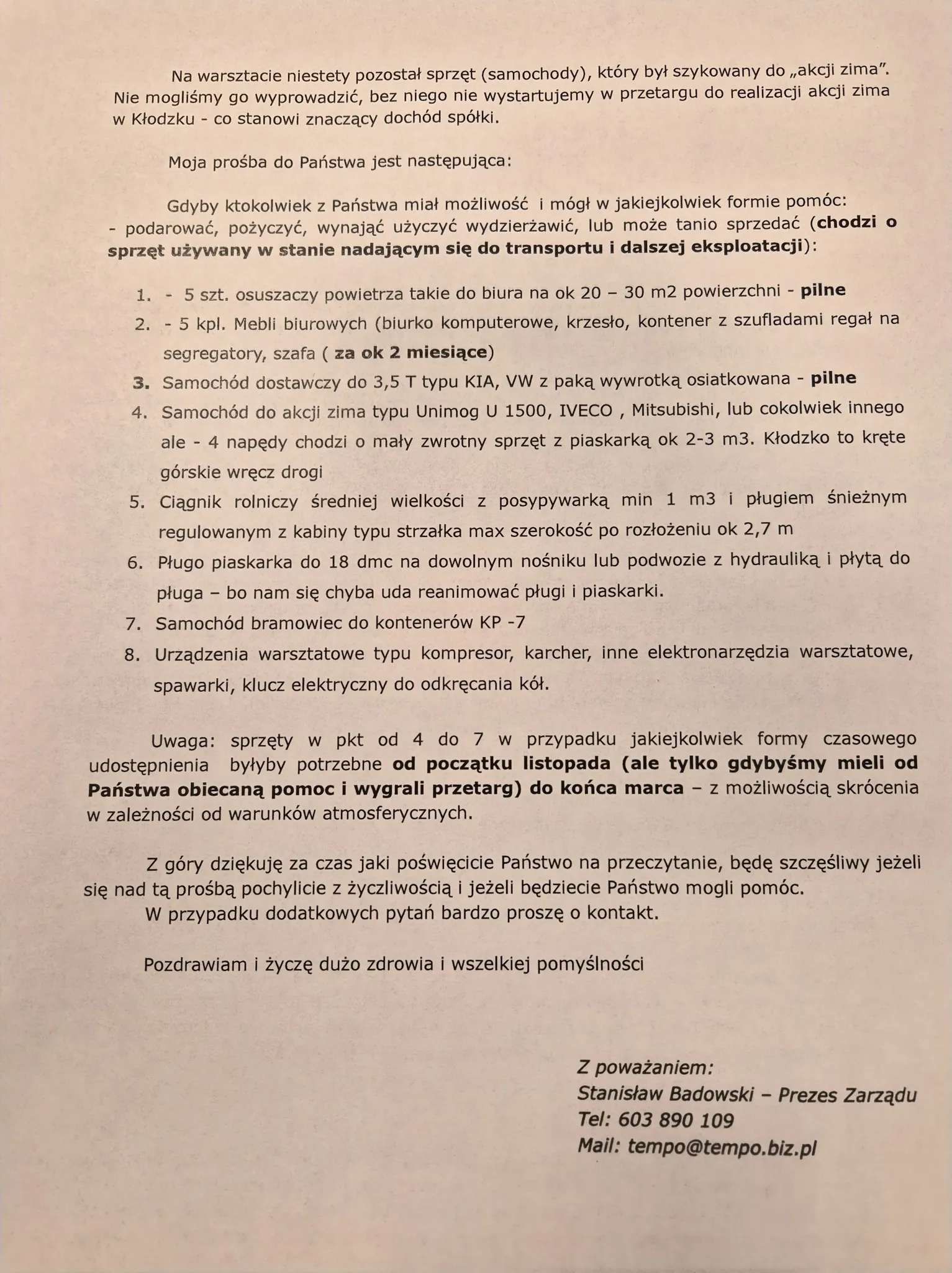 Zdjęcie przedstawia pismo z prośbą o wsparcie dla poszkodowanej firmy po powodzi, zawierające listę potrzebnych sprzętów i kontakt do prezesa zarządu.